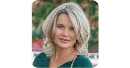 Real user review highlighting visible reduction of fine lines with Aeternum X19 face serum