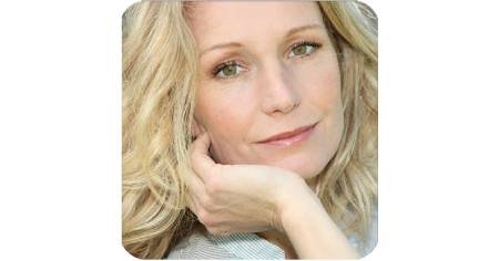 Testimonial praising deep hydration and plumping effect of Aeternum X19 anti-aging serum